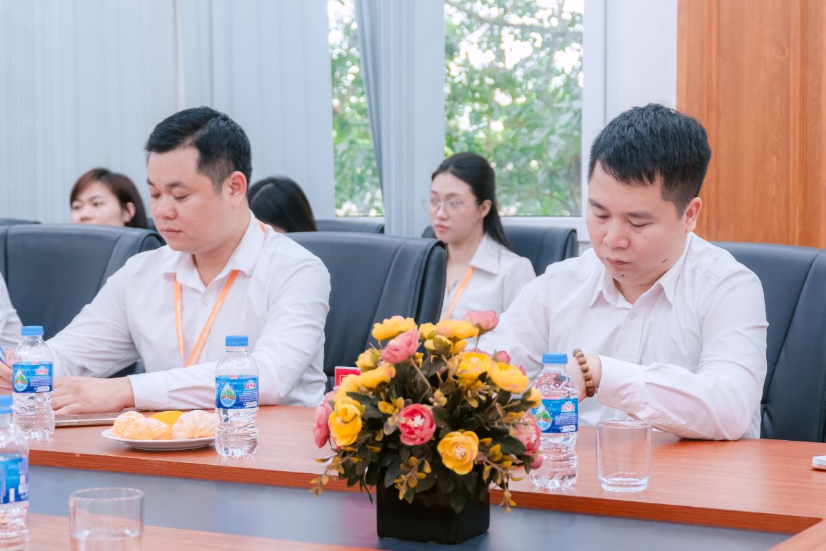 Thầy Hoàng Trung Thu và thầy Trần Văn Trung đại diện phía nhà trường tại buổi lễ