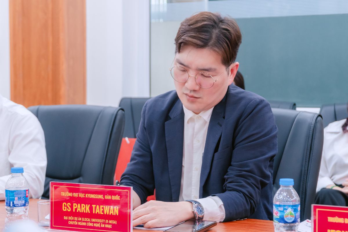 Đại diện Trường Đại học Kyungsung tại buổi trao đổi và ký kết hợp tác cùng Trường Cao đẳng Bách Khoa