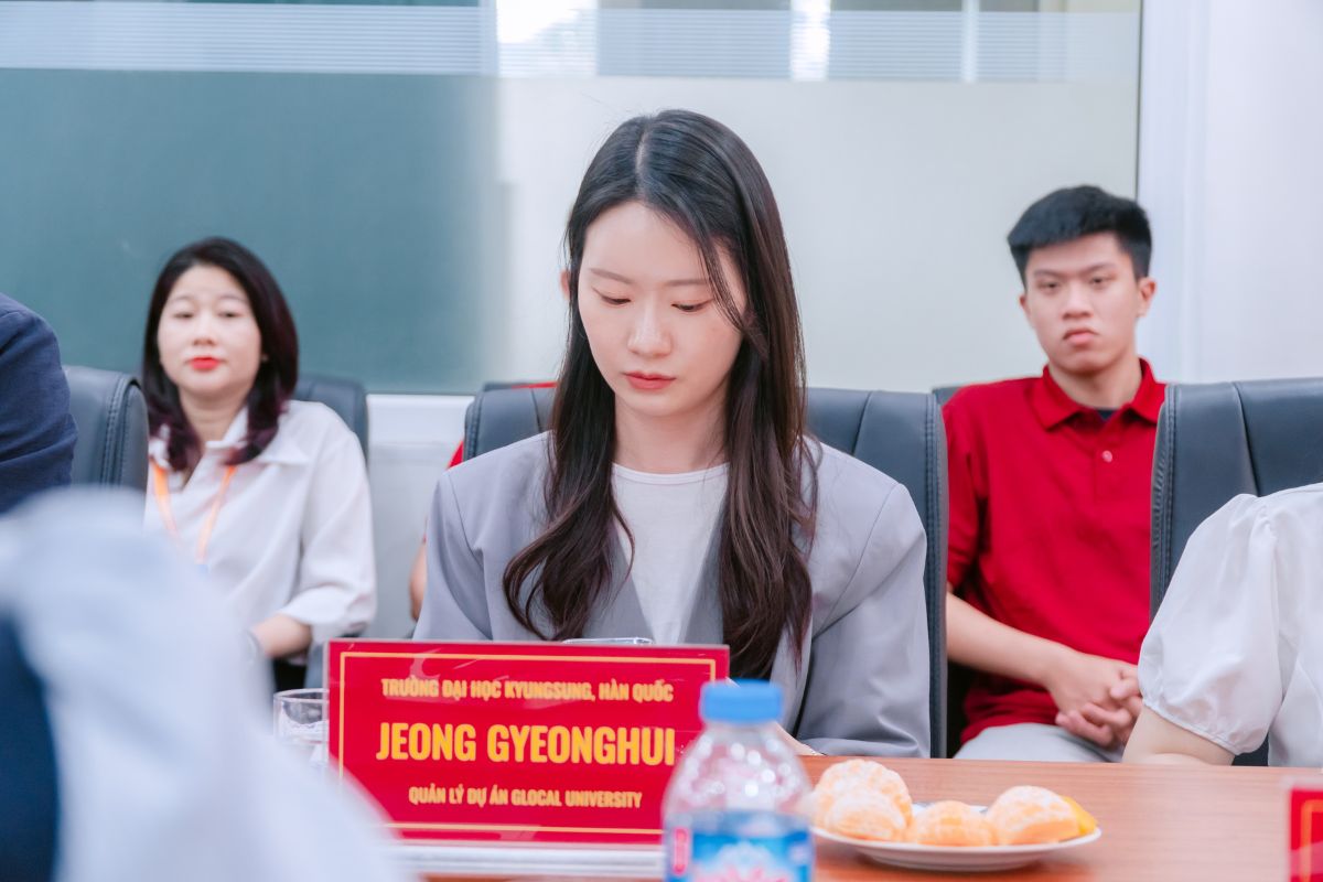 Cô Jeong Gyeonghui - Quản lý dự án Glocal University làm việc tại lễ ký kết