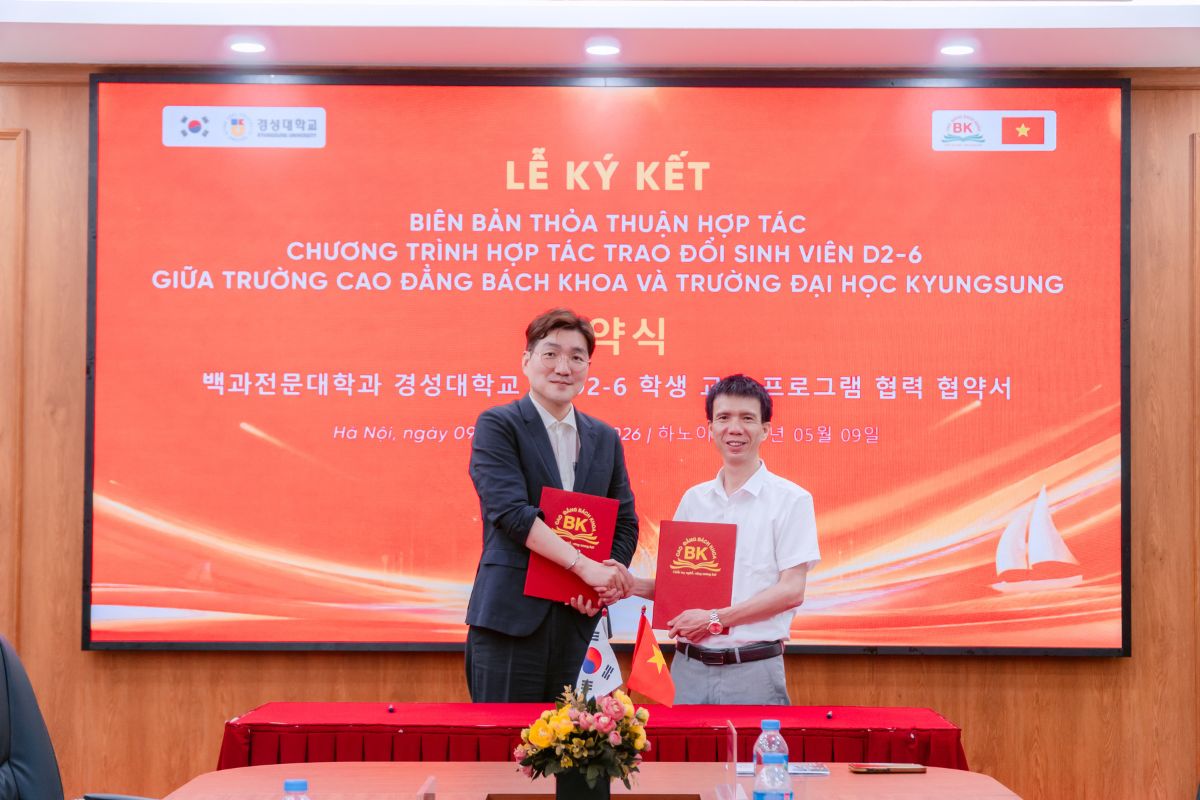 Trường Cao đẳng Bách Khoa và Trường Đại học Kyungsung chụp ảnh kỷ niệm cùng văn bản ghi nhớ