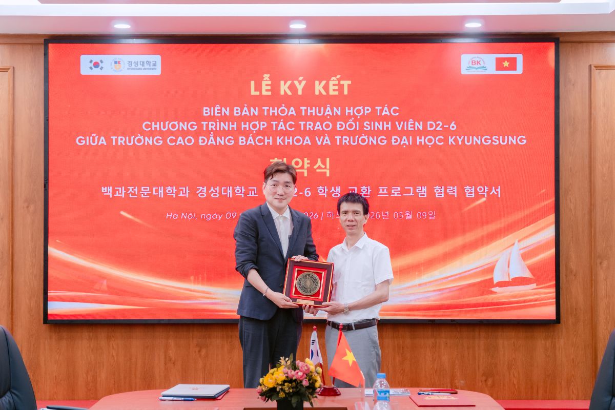 Đại diện Trường Cao đẳng Bách Khoa tặng quà kỷ niệm đối tác