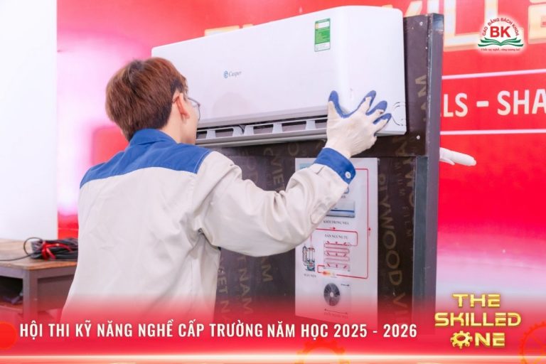 Sinh viên thực hiện các bước lắp đặt hệ thống điều hòa theo đúng quy trình kỹ thuật