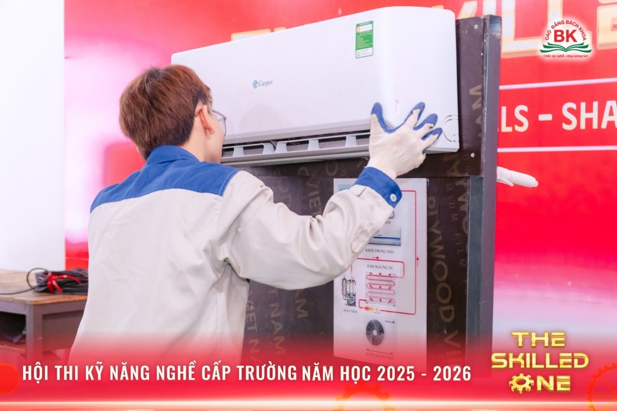 Sinh viên thực hiện các bước lắp đặt hệ thống điều hòa theo đúng quy trình kỹ thuật
