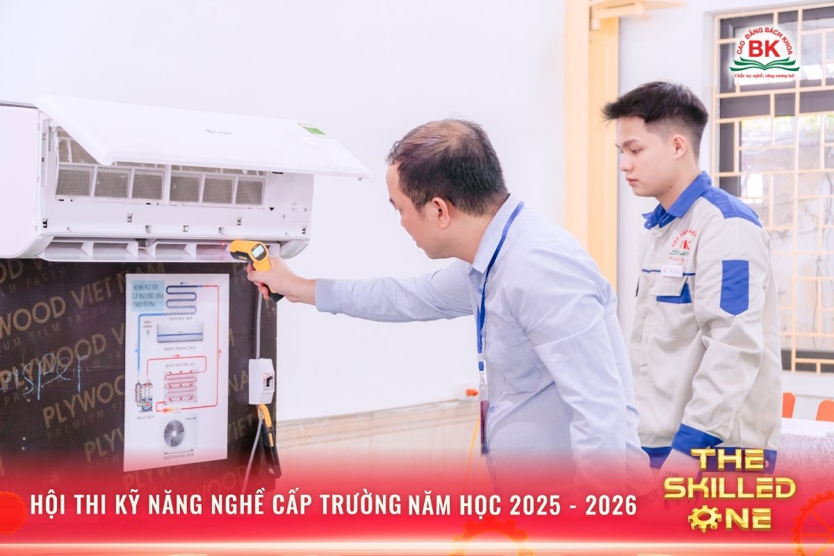 ThS Hà Ngọc Trung trực tiếp kiểm tra, đo nhiệt độ và đánh giá phần thi của thí sinh