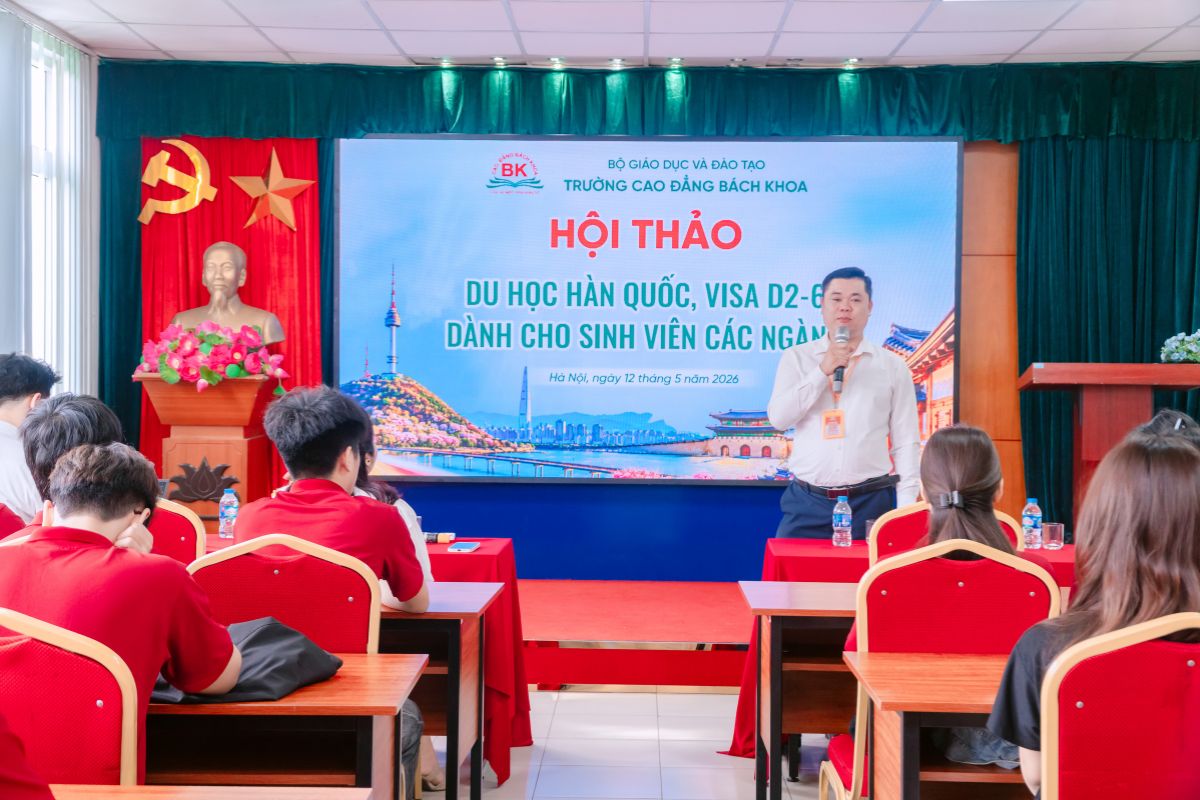 Thầy Hoàn Trung Thu - Phó Trưởng phòng HTQT chia sẻ tại hội thảo Du học Hàn Quốc, visa D2-6 dành cho sinh viên các ngành