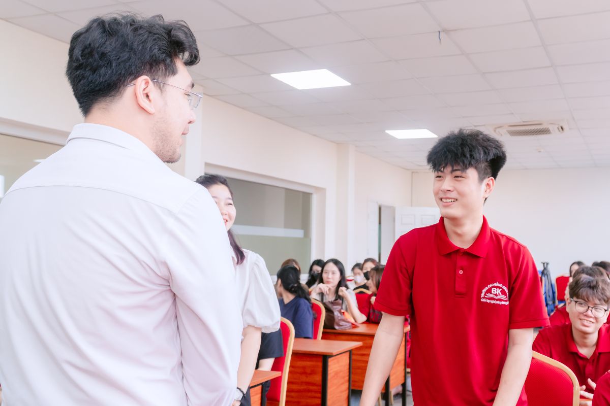 Sinh viên chủ động tương tác, đặt câu hỏi cùng giảng viên