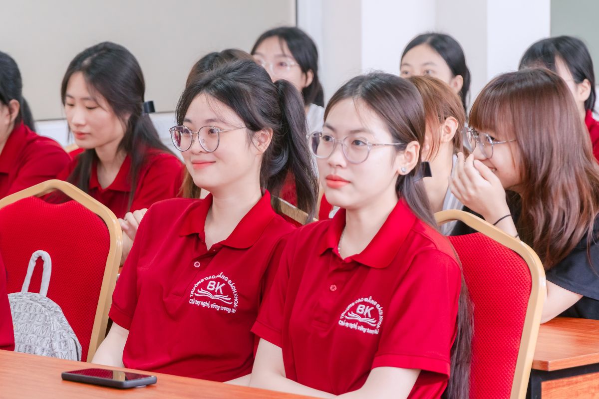 Tinh thần hào hứng và chủ động của sinh viên Cao đẳng Bách Khoa tại Hội thảo Du học Hàn Quốc – Visa D2-6