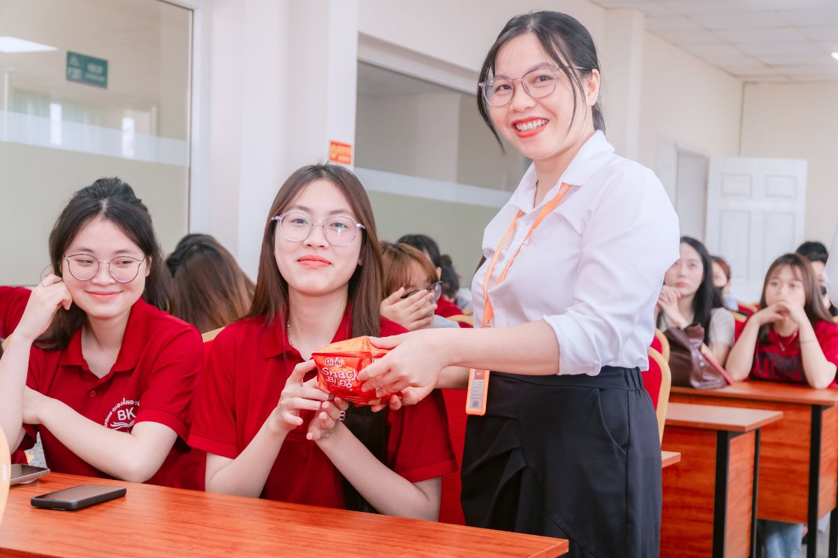 Những món quà được trao đến các bạn sinh viên tích cực tương tác tại chương trình