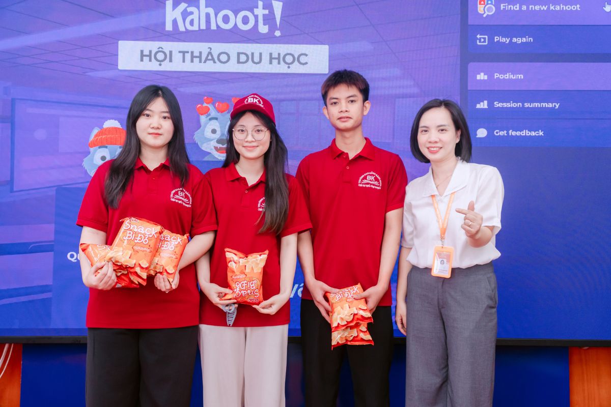 Các bạn sinh viên chụp ảnh kỷ niệm sau hoạt động giao lưu
