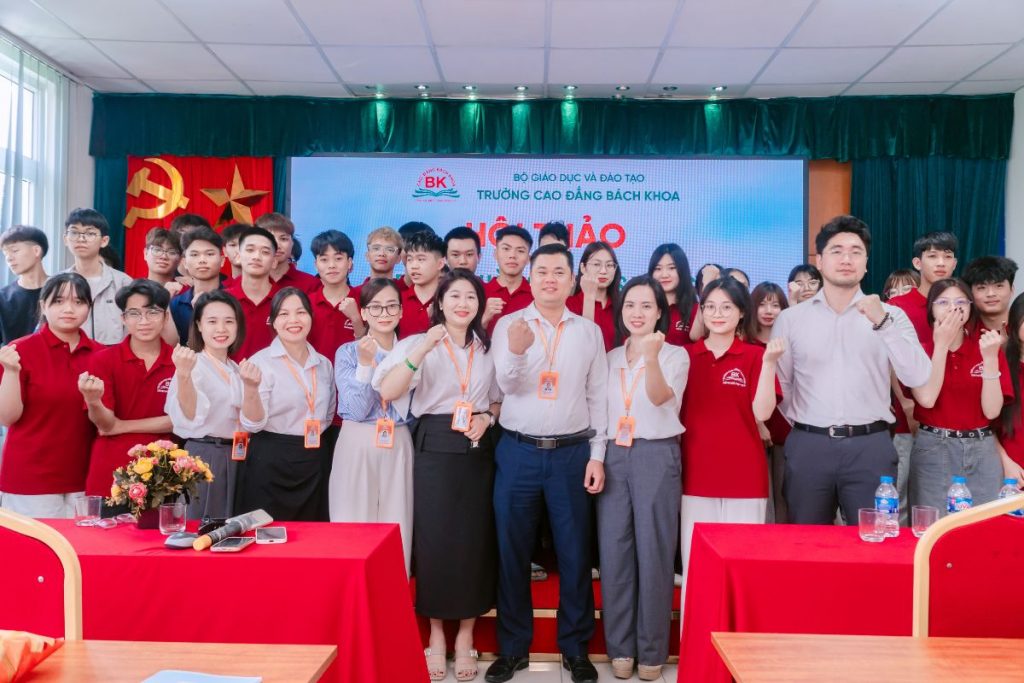 Thầy cô giảng viên và các bạn sinh viên chụp ảnh kỷ niệm sau hội thảo