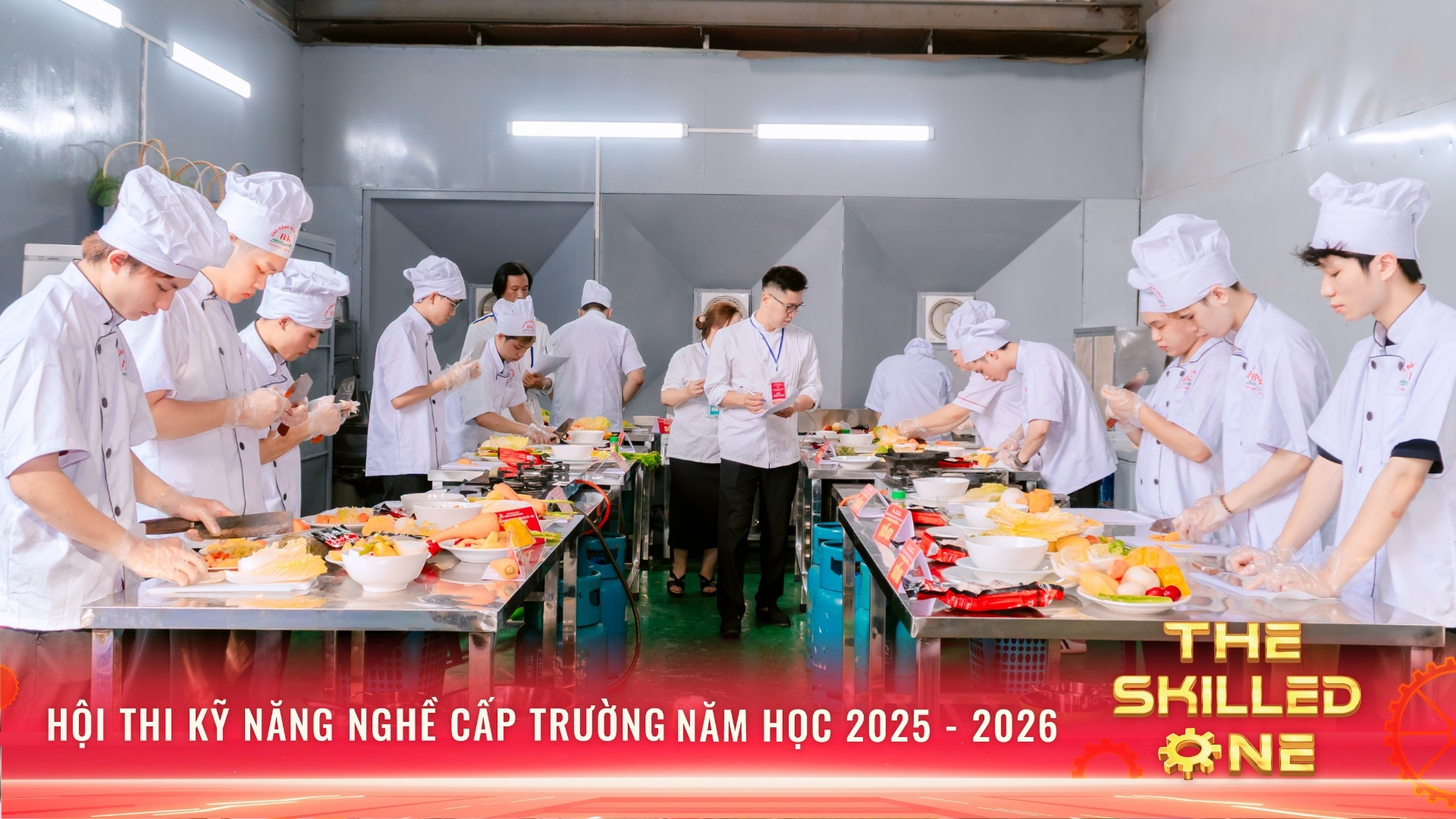 Các đội thi chuyên chú thực hiện phần thi của mình