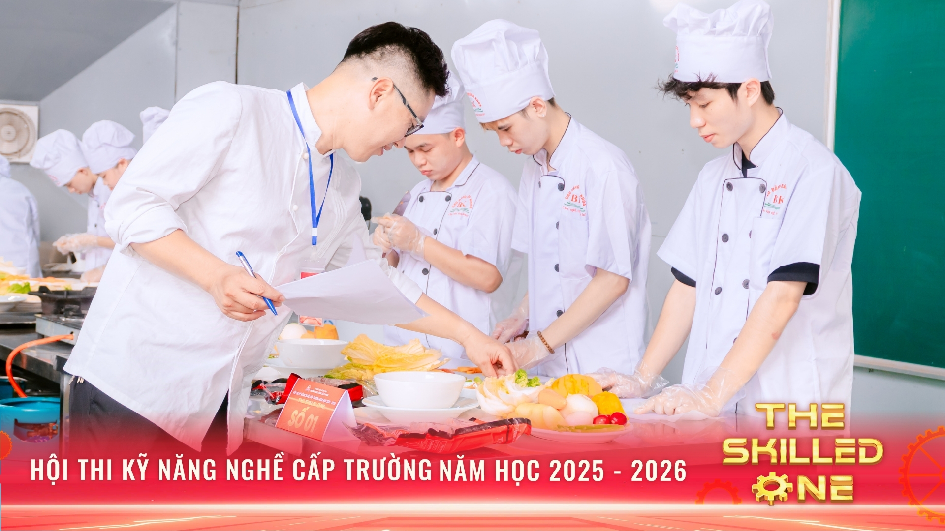Thầy Nguyễn Văn Dũng – Thạc sĩ Trường Trung cấp nghề Nấu ăn theo dõi và đánh giá phần thi của sinh viên 