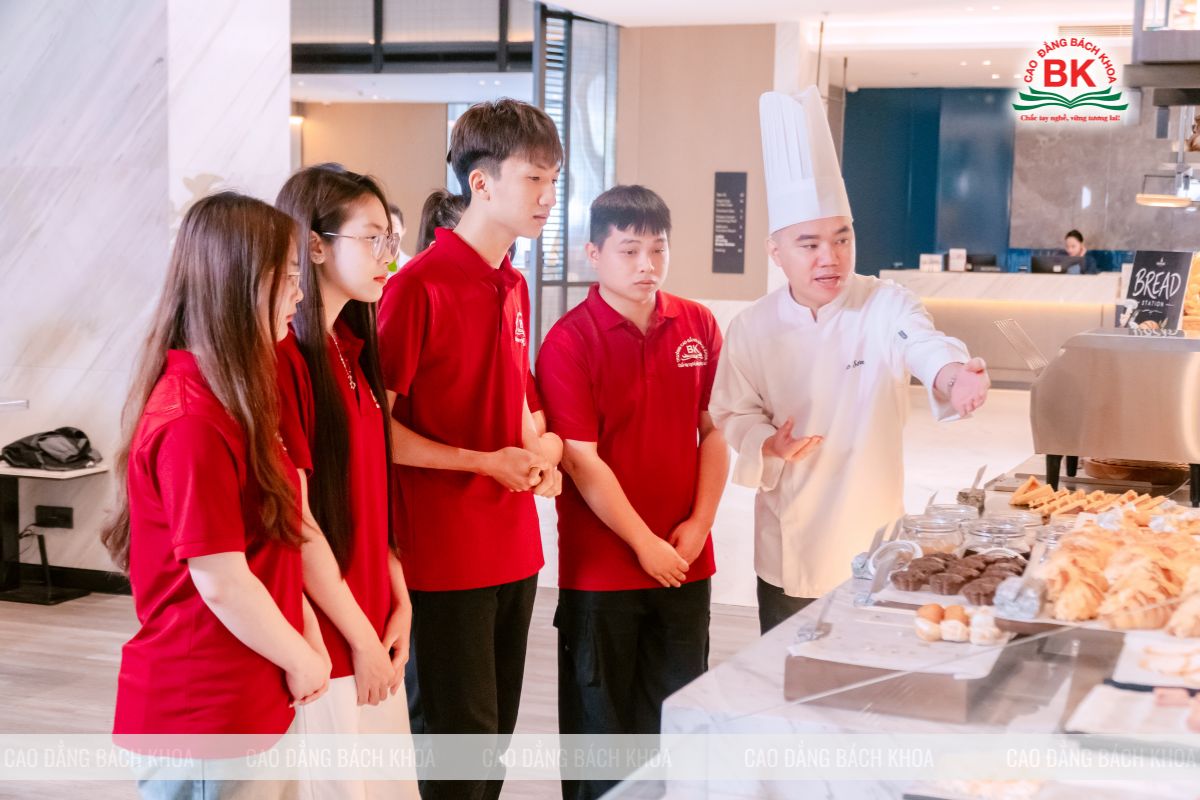 Sinh viên được tìm hiểu tổng quan về quy trình hoạt động trong không gian bếp của khách sạn
