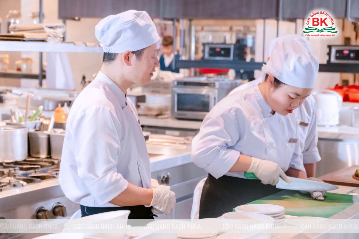 Các bạn được trải nghiệm thực hành sơ chế nguyên liệu tại khu vực bếp