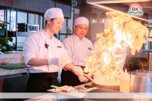 Sinh viên Cao đẳng Bách Khoa được hướng dẫn kỹ thuật xào nấu bởi đội ngũ đầu bếp giàu kinh nghiệm