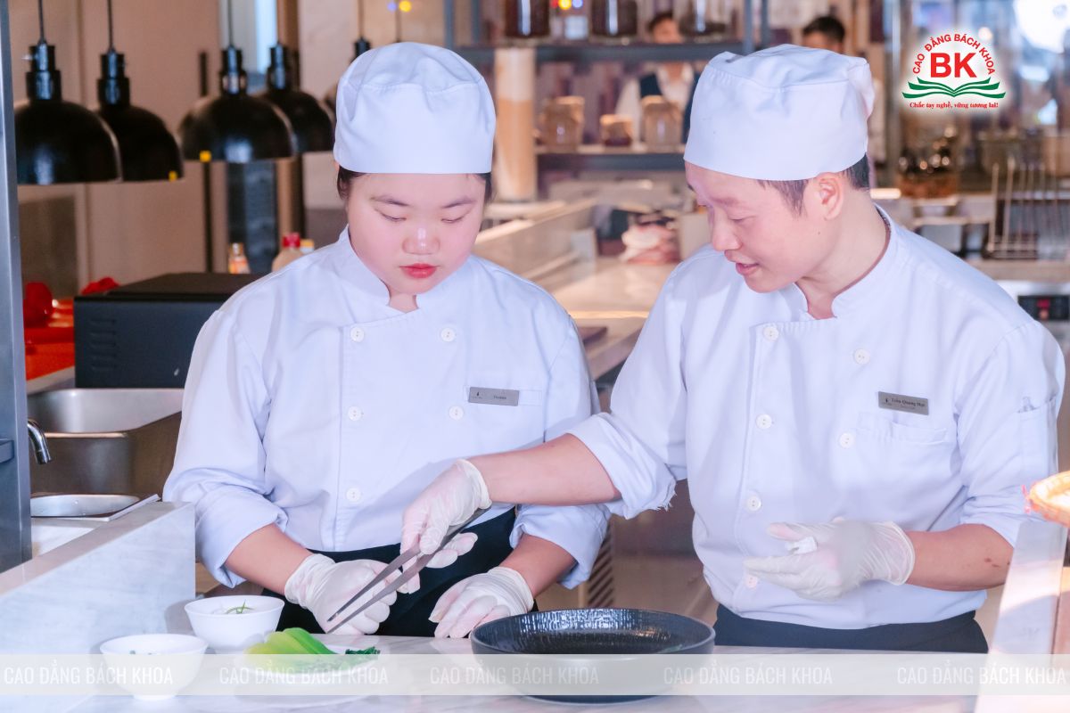  Sinh viên thực hành kỹ thuật trình bày món ăn sau khi hoàn thiện