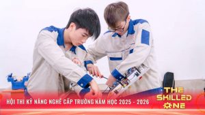 Sinh viên triển khai bài thi điện công nghiệp trong không gian xưởng thực hành
