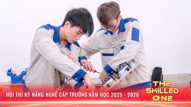 Sinh viên triển khai bài thi điện công nghiệp trong không gian xưởng thực hành