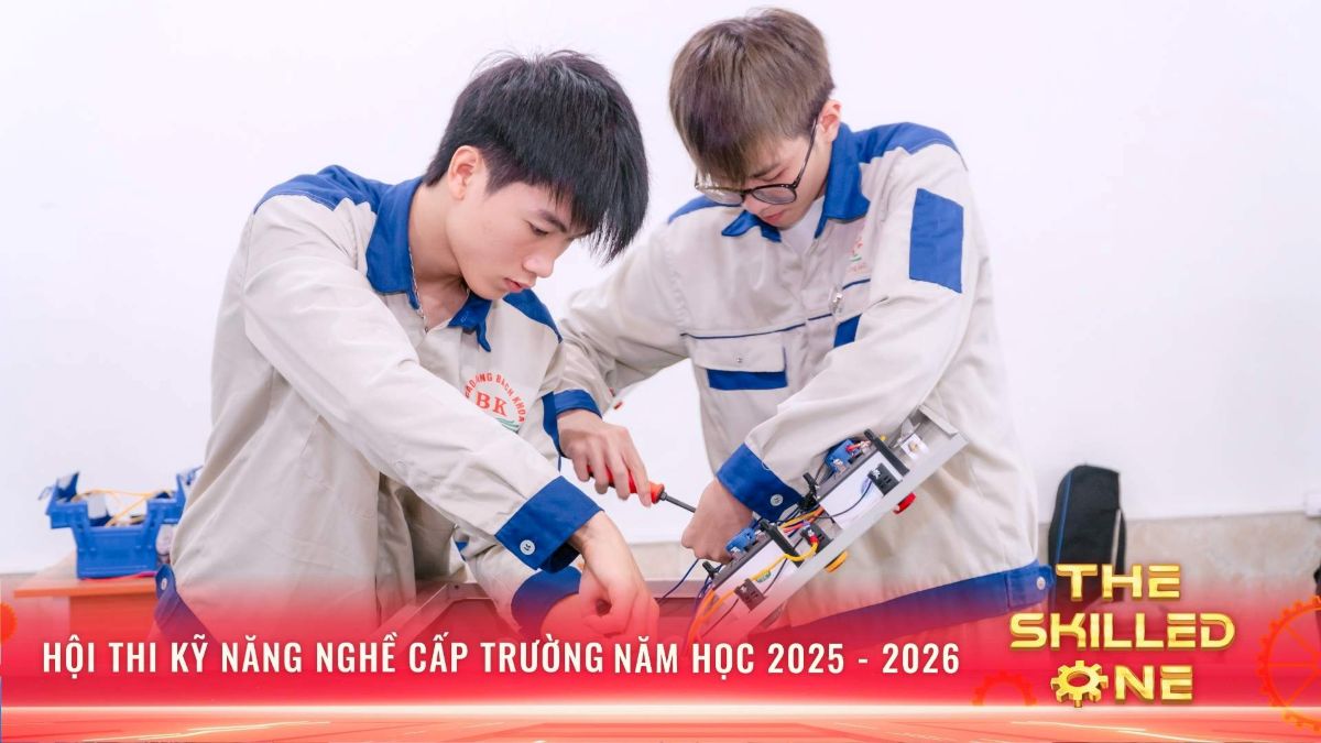 Sinh viên triển khai bài thi điện công nghiệp trong không gian xưởng thực hành