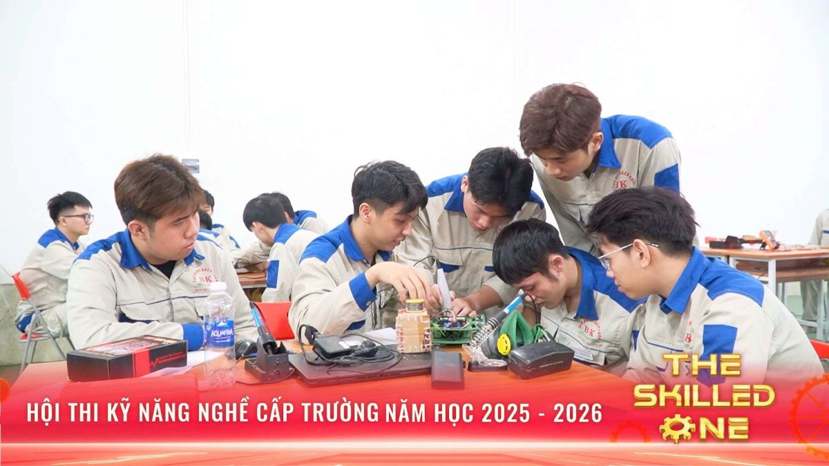 Nhóm thí sinh phối hợp chế tạo mạch điều khiển xe robot