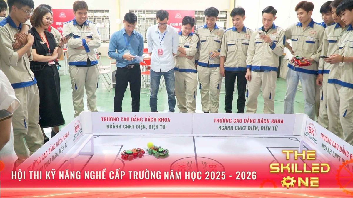 Phần tranh tài robot giữa các đội tạo nên không khí sôi nổi tại hội thi