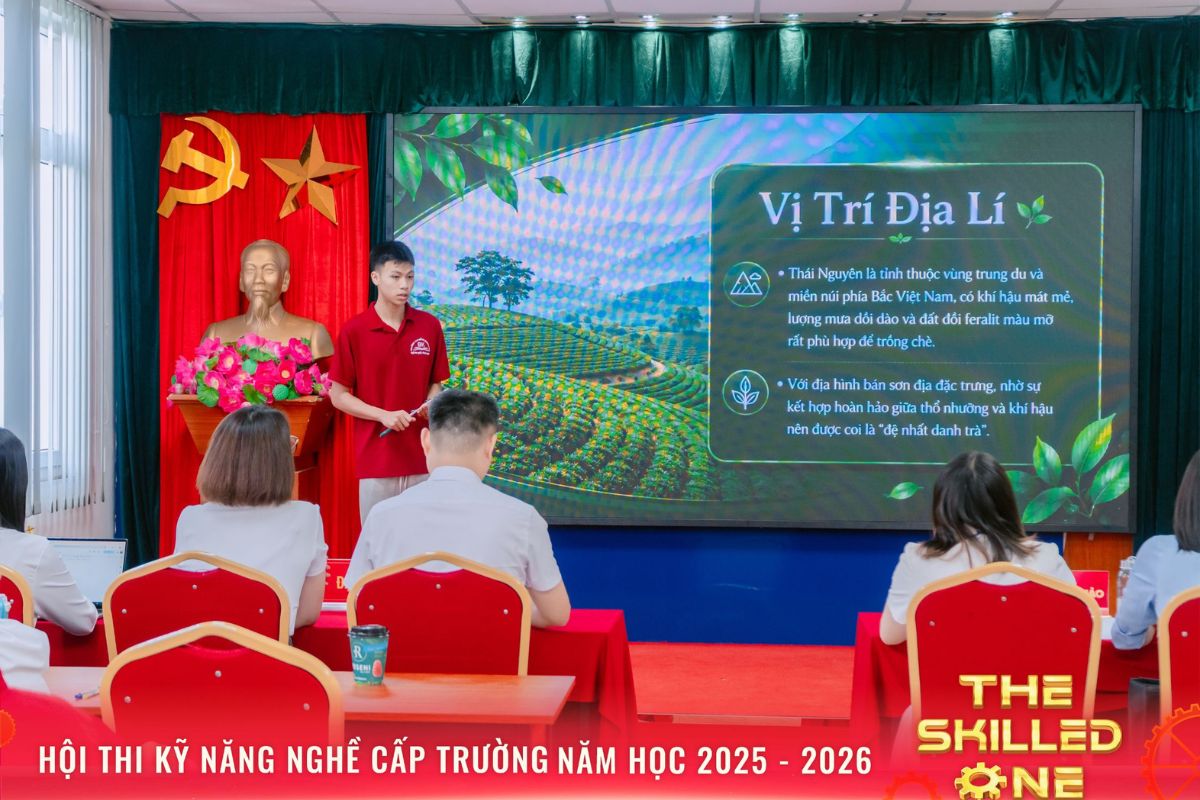 Nhóm sinh viên nhóm 1 thực hiện phần thi thuyết trình với thương hiệu chè Thái Nguyên