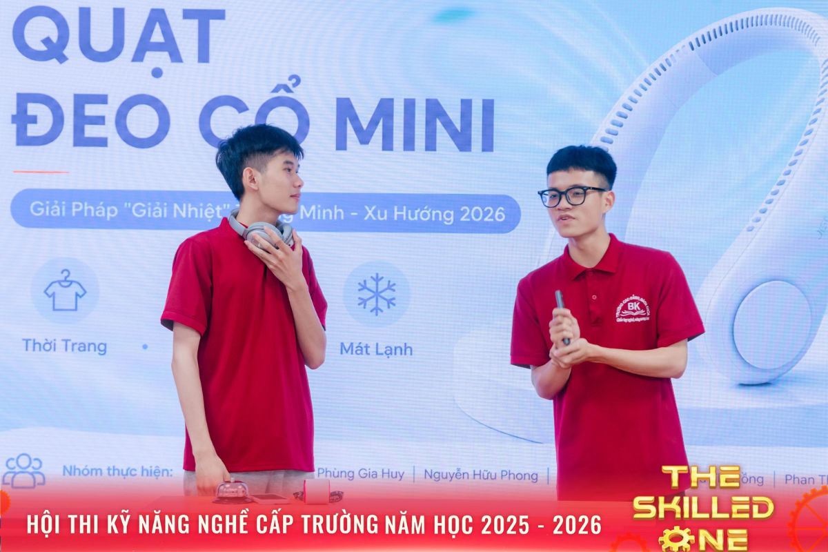 Sinh viên nhóm 4 thực hiện phần giới thiệu sản phẩm quạt đeo cổ mini