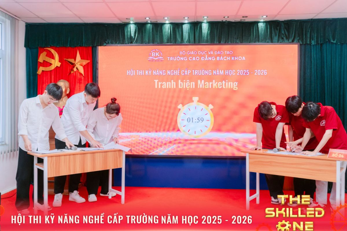 Hai đội thi bước vào phần thi tranh biện Marketing