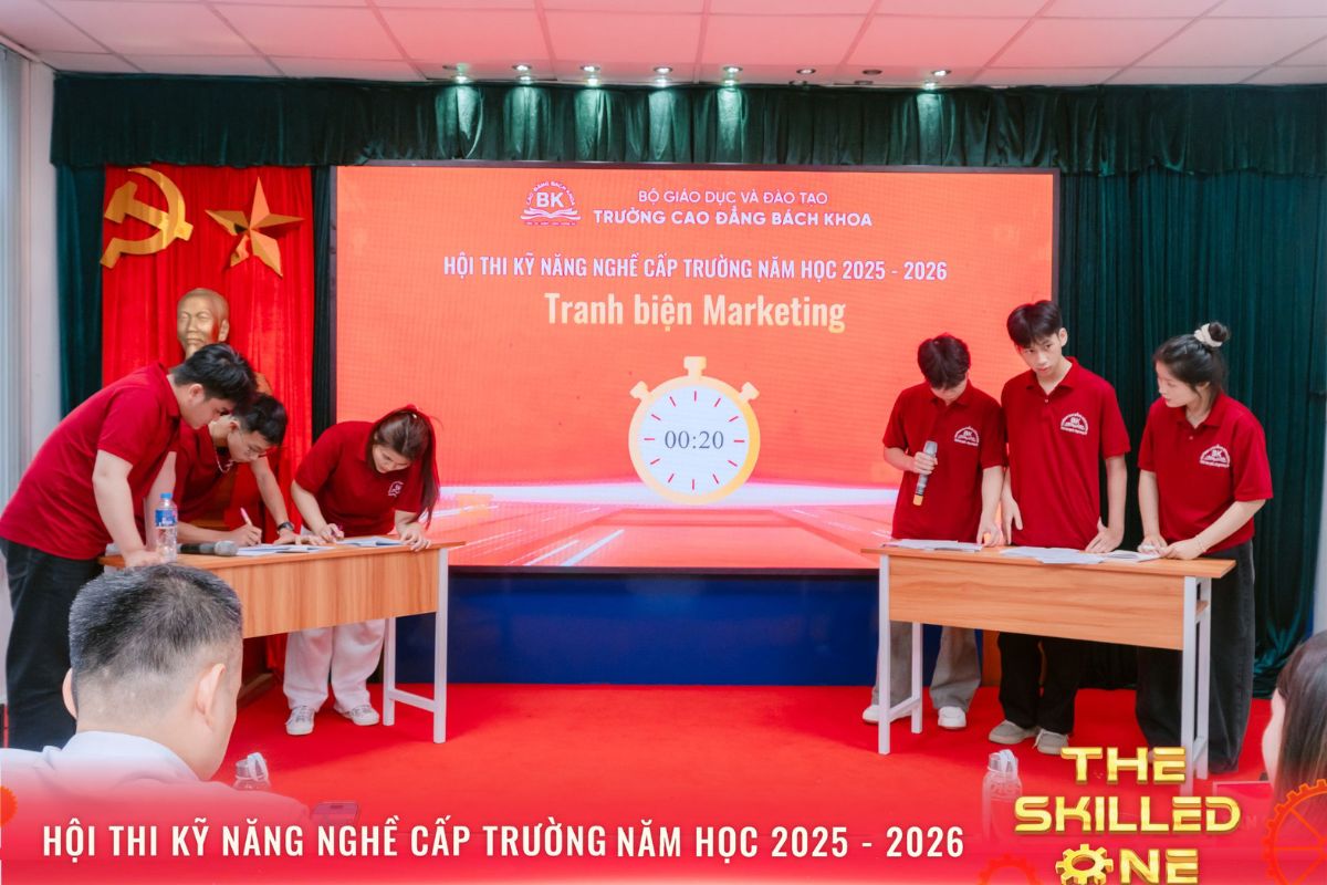 Không khí tranh luận căng thẳng khi các đội athi liên tục đưa ra lập luận để bảo vệ quan điểm của mình