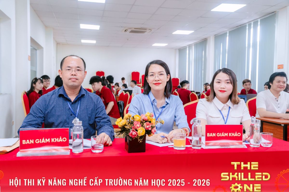Đội ngũ ban giám khảo: Thầy Vũ Ngọc Anh - giảng viên nhà trường, cô Nguyễn Thị Hoài Thu – P.GĐ Kinh Doanh ECSGES và cô Trần Thị Thanh Huyền – TP Marketing ECSGES