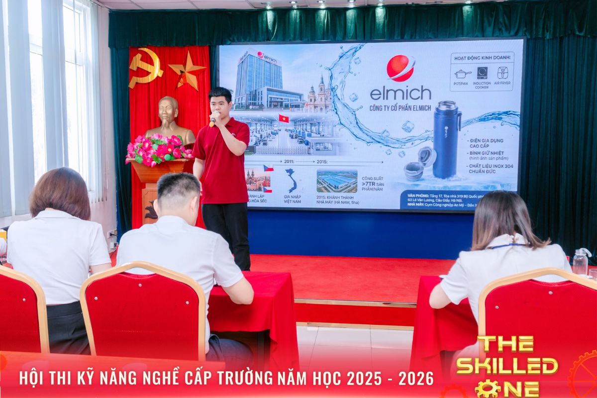 Sinh viên nhóm 1 giới thiệu sản phẩm Bình giữ nhiệt Elmich