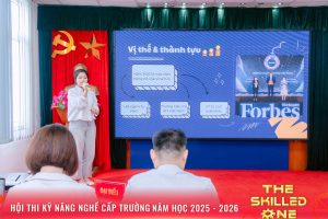 Sinh viên nhóm 5 thực hiện phần thi thuyết trình về sản phẩm nước trái cây Collagen Vinamilk USP