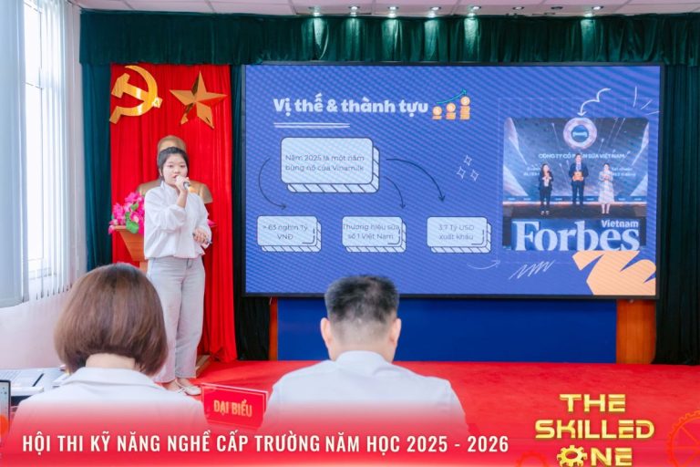 Sinh viên nhóm 5 thực hiện phần thi thuyết trình về sản phẩm nước trái cây Collagen Vinamilk USP