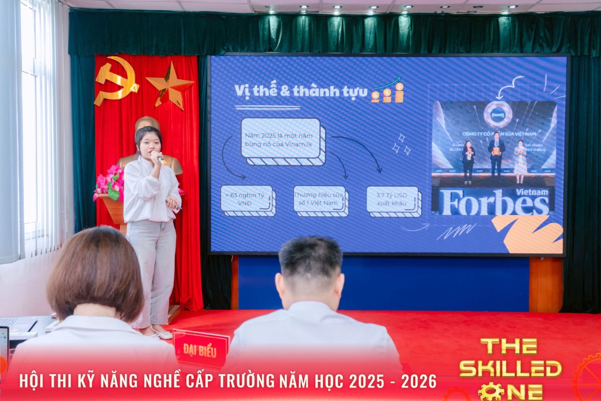 Sinh viên nhóm 5 thực hiện phần thi thuyết trình về sản phẩm nước trái cây Collagen Vinamilk USP