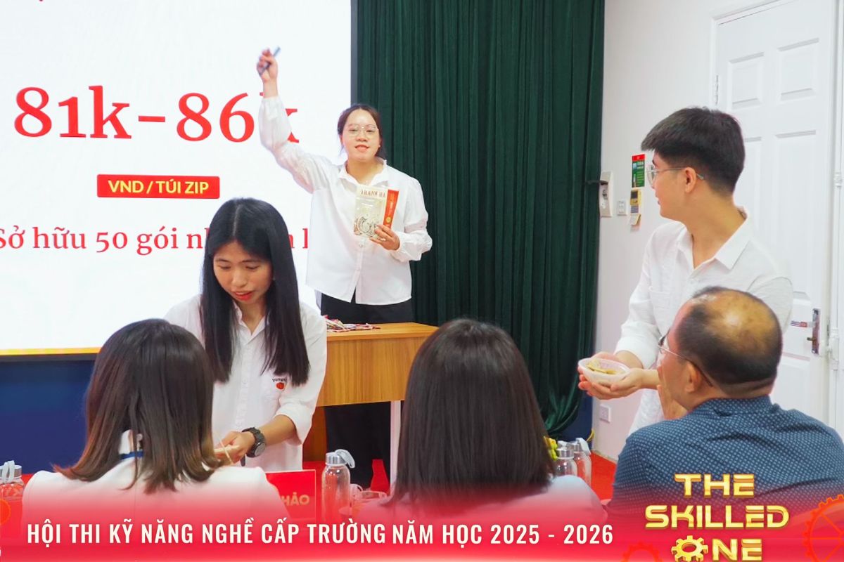 Sinh viên nhóm 5 giới thiệu sản phẩm nước mắm Thanh Hà