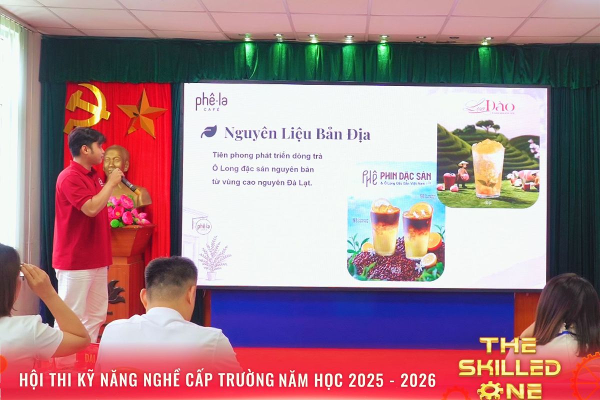 Nhóm 3 thực hiện phần thi thuyết trình về thương hiệu Cà phê Phê La
