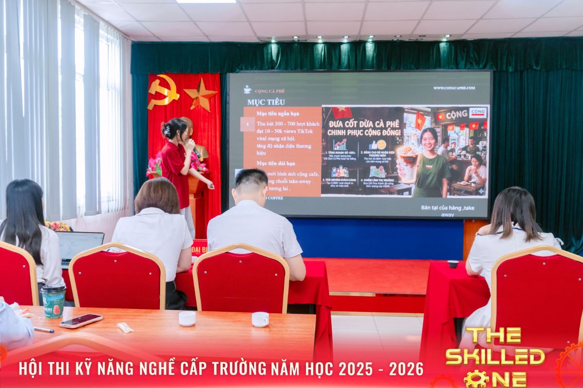 Sinh viên nhóm 4 thực hiện phần thi thuyết trình với thương hiệu Cộng cà phê