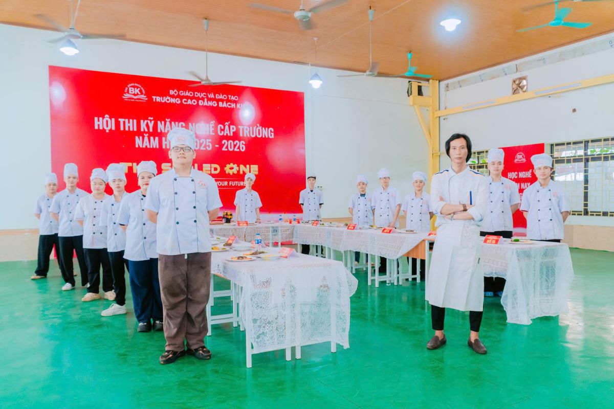 Thầy Cải cùng sinh viên chụp ảnh kỷ niệm sau Hội thi Kỹ năng nghề cấp trường 2026 ngành Kỹ thuật chế biến món ăn 