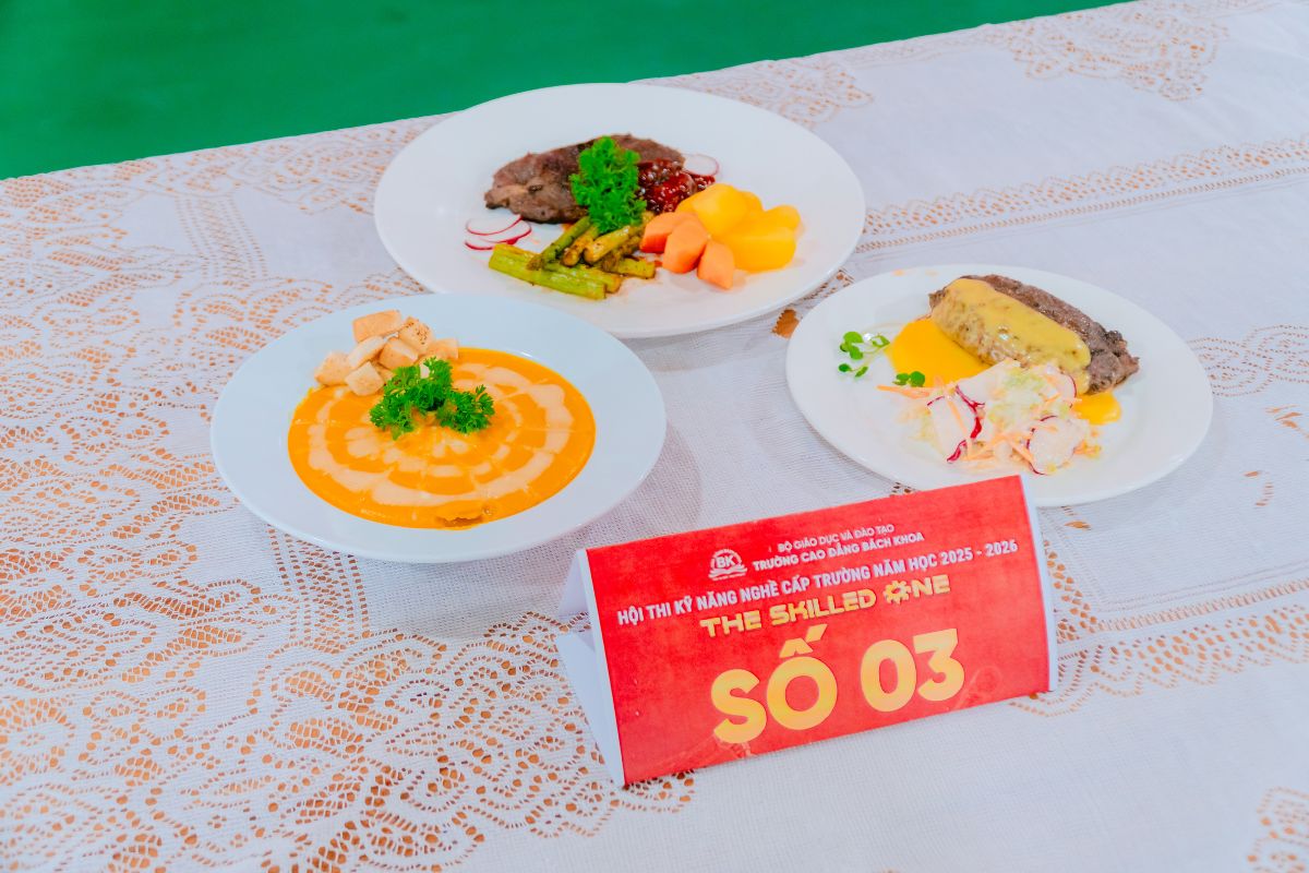 Dưới sự dẫn dắt của thầy, sinh viên có thể tự tay tạo ra những sản phẩm tại Hội thi Kỹ năng nghề cấp trường (Thí sinh số 3)