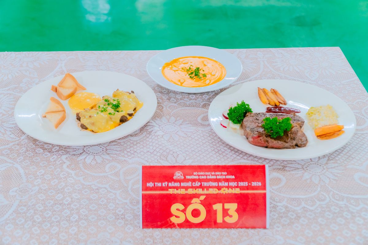Dưới sự dẫn dắt của thầy, sinh viên có thể tự tay tạo ra những sản phẩm tại Hội thi Kỹ năng nghề cấp trường (Thí sinh số 13)
