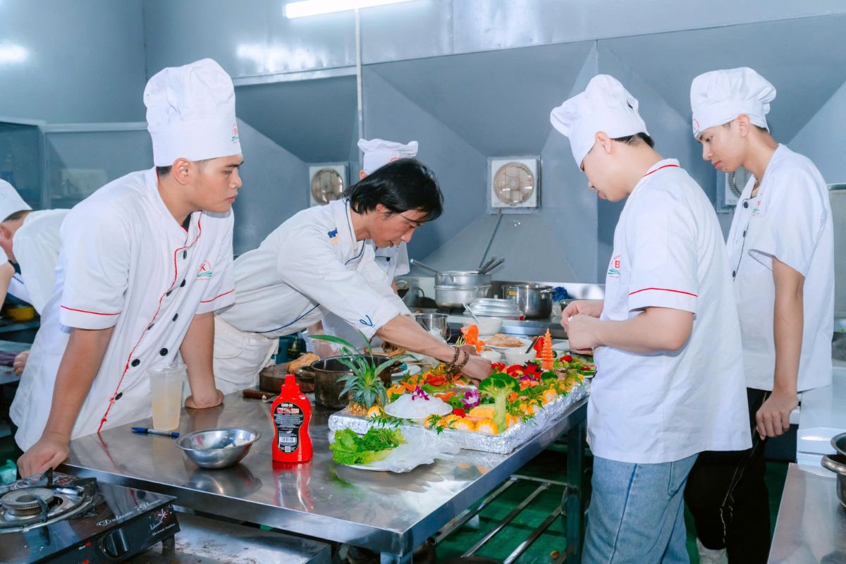 Thầy tận tình nhận xét và góp ý cho bài bảo vệ tốt nghiệp của sinh viên