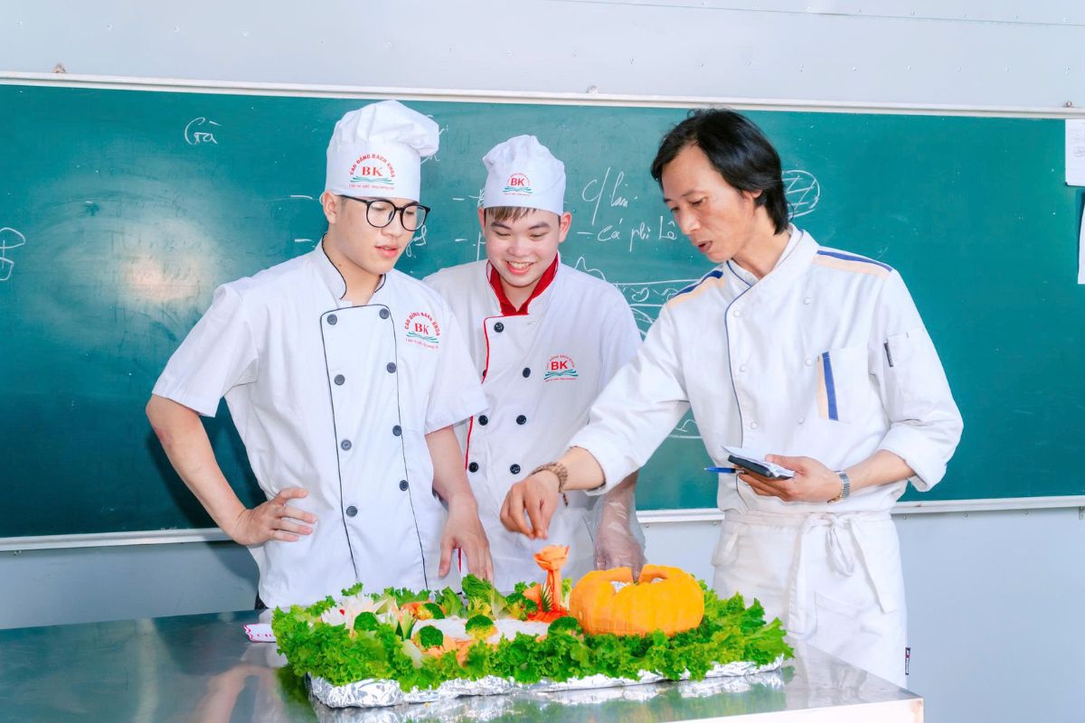 Đánh giá chi tiết sản phẩm bảo vệ tốt nghiệp của sinh viên