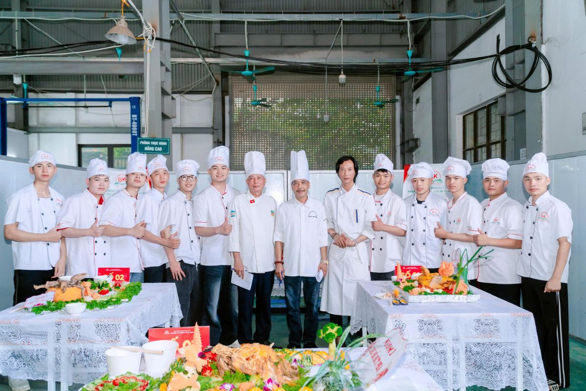 Thầy Cải và sinh viên lưu lại khoảnh khắc sau kỳ bảo vệ tốt nghiệp 