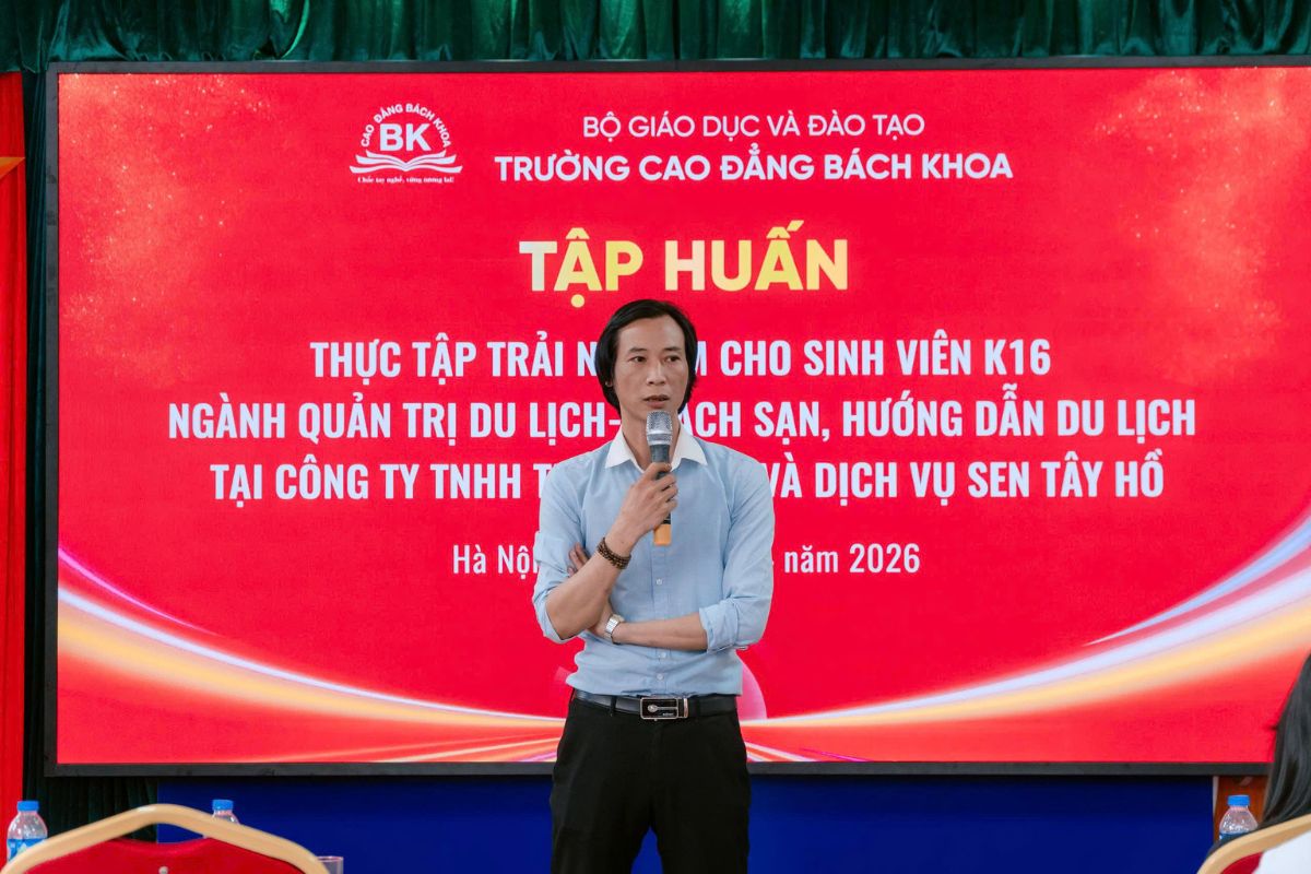 Thầy chia sẻ những kinh nghiệm, kiến thức và trải nghiệm cho sinh viên K16 trước kỳ thực tập trải nghiệm tại Công ty TNHH Thương mại và Dịch vụ Sen Tây Hồ