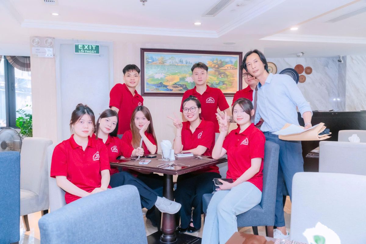 Thầy cùng sinh viên ngành Quản trị Khách sạn chụp ảnh kỷ niệm tại Sen Grand Hotel & Spa
