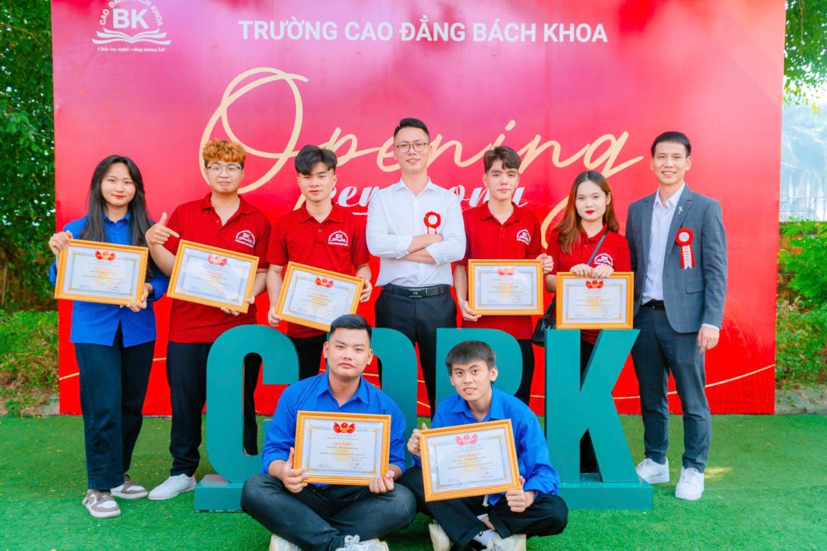 Phú còn là sinh viên tiêu biểu khi đạt thành tích cao trong học tập và các hoạt động của Đoàn trường