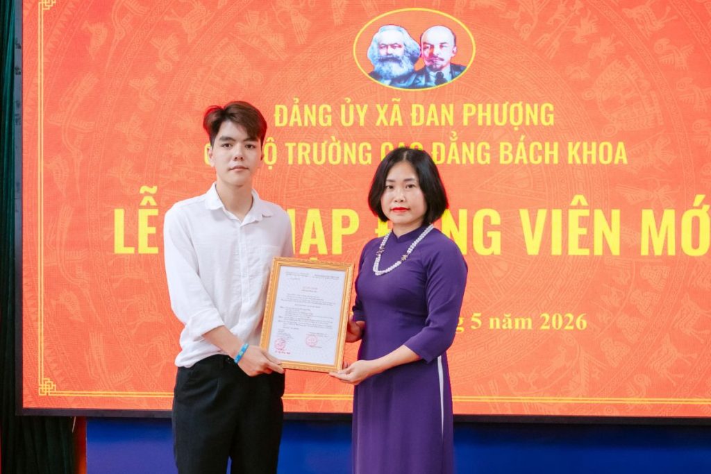 Hình ảnh sinh viên Kiều Xuân Phú được kết nạp vào Đảng