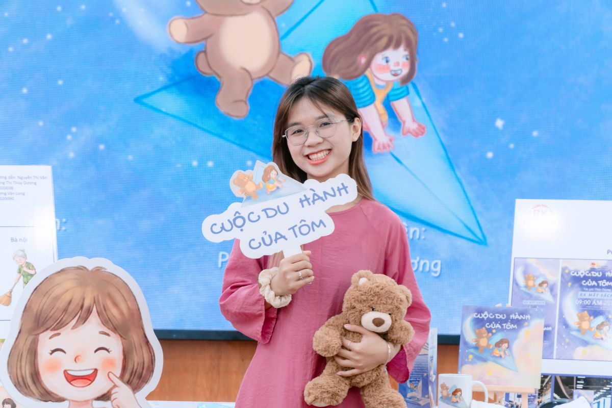 Phùng Thị Ánh Dương - thuộc nhóm sinh viên lớp TKĐH-CD1 đã xuất sắc giành thành tích cao nhất trong kỳ bảo vệ tốt nghiệp