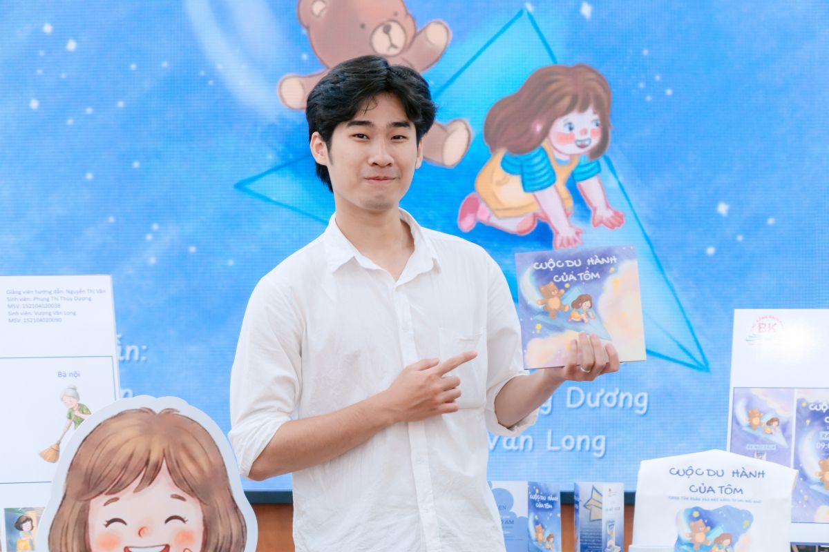 Vương Văn Long - thuộc nhóm sinh viên lớp TKĐH-CD1 đã xuất sắc giành thành tích cao nhất trong kỳ bảo vệ tốt nghiệp 