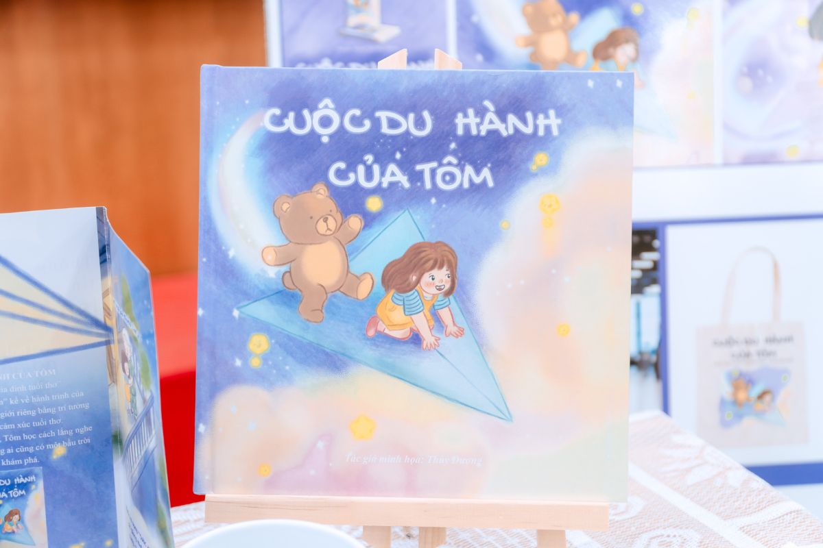 Hình ảnh nhân vật Tôm du hành về quá khứ cùng chú gấu mà người ông đã tặng